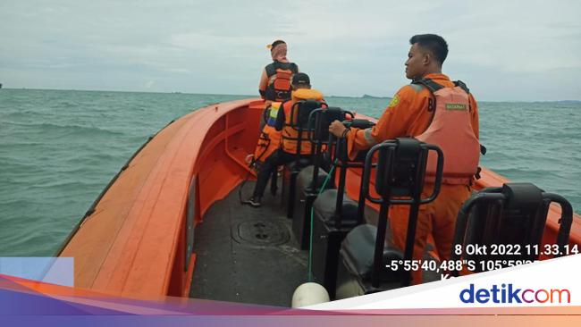 A passenger from KMP Rishel falls into the Banten Merak sea