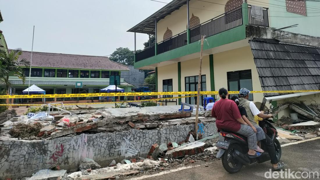 Warga Belasungkawa Datangi MTsN 19 Jakarta Usai Insiden Maut Tembok Roboh