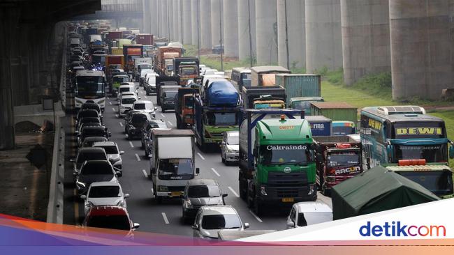 Ada Truk Gangguan, Lalin Tol Bekasi Japek Arah Cikampek Macet