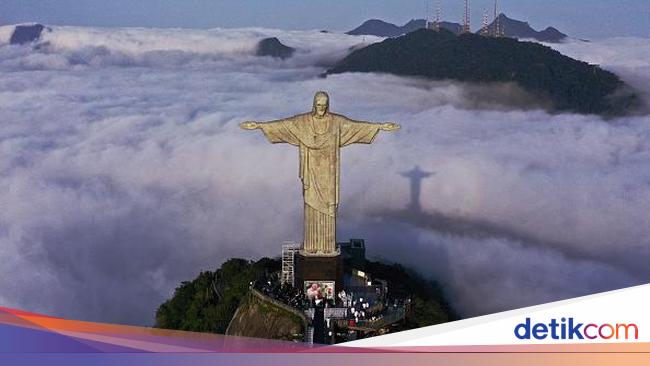 Ebo Jesus berdiri di depan ark yang sedang dibangun