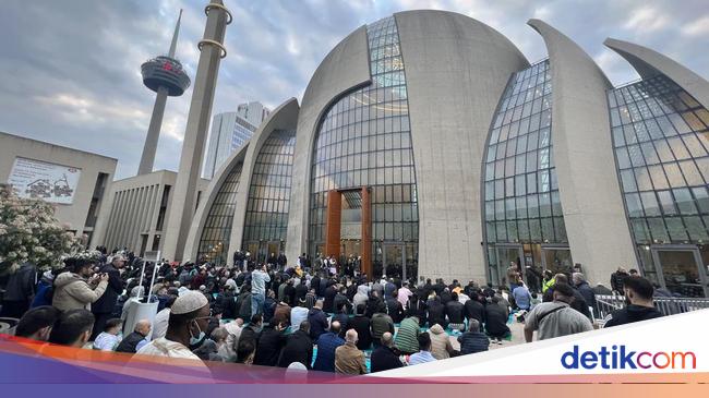 Germany’s largest mosque begins to call the Azan