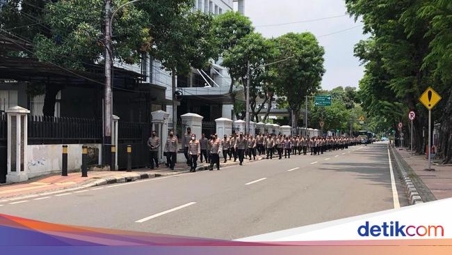 Police officers called by Jokowi arrive at the building