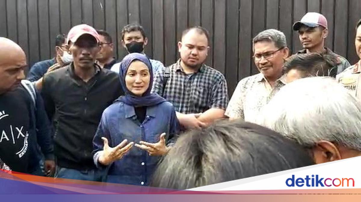 Rumah Keluarga Wanda Hamidah Ditutup Seng