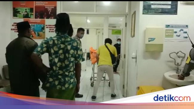 Petugas kepolisian sedang melakukan pembakaran peralatan sabung ayam