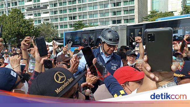 Residents flock to Anies in the HI roundabout area, shouted by “President 2024”