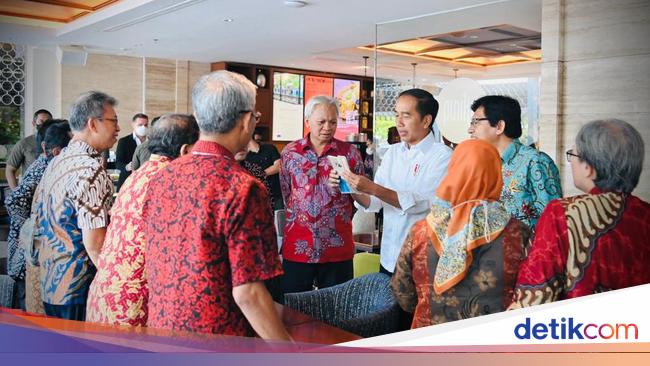 Meeting UGM classmates, Jokowi alludes to fake diplomas