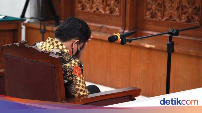 Beda Dari Dakwaan Momen Ferdy Sambo Menangis Muncul Di Nota Keberatan