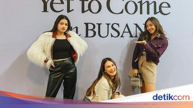 Luna Maya style while watching BTS concert in Busan, ripped pants are worth a motorcycle highlight