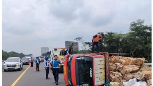 Pecah Ban, Truk Terbalik Di Tol Jagorawi Arah Bogor