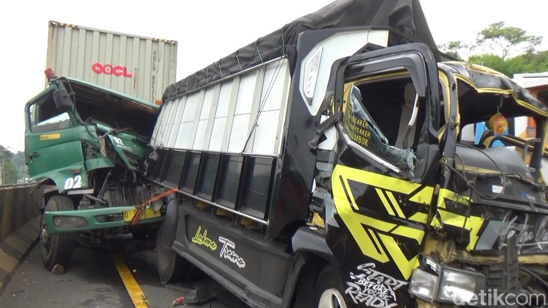 Tabrakan Beruntun Di Tol Cipularang Purwakarta, 3 Orang Terluka