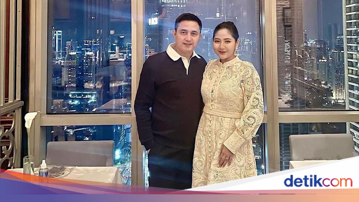 7 Potret Mesra Ricky Subagja dan Istri yang Lebih Muda 26 Tahun