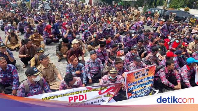 Aksi Demo Warga Desa di Brebes