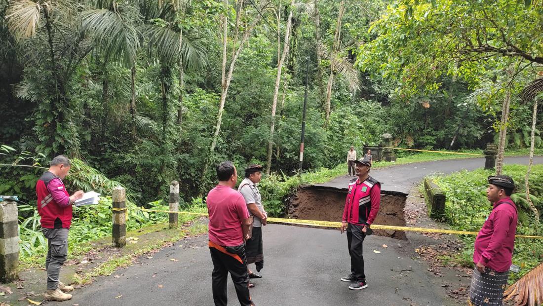 Jalan Di Sidemen Karangasem Jebol Usai Hujan Deras