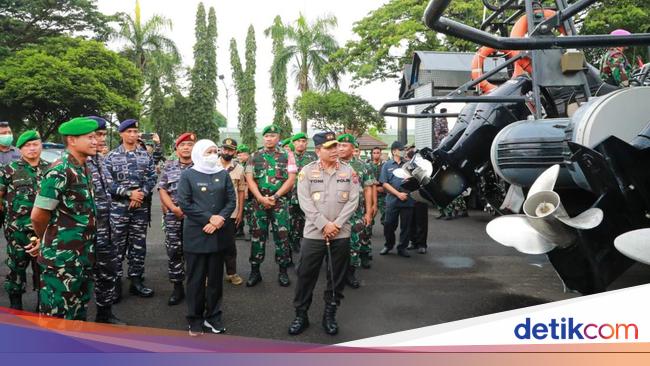 Cuaca Ekstrem Ancam Jatim Khofifah Cek Kesiapan Tni Polri Siaga