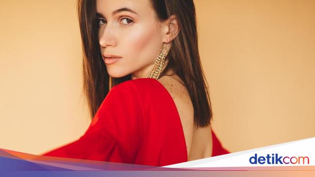 3 Tips Memilih Perhiasan yang Cocok Dipakai dengan Backless Dress