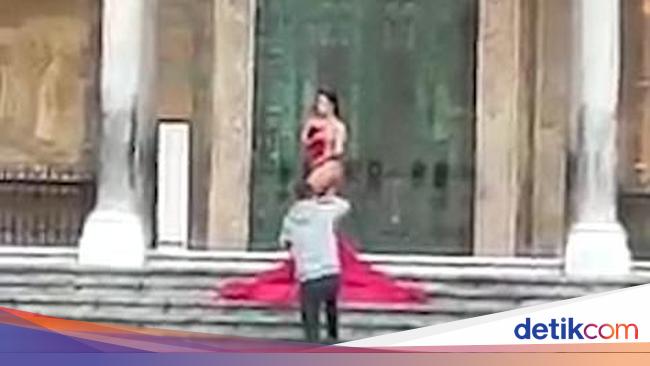 The influencer poses half naked in front of the cathedral, now police