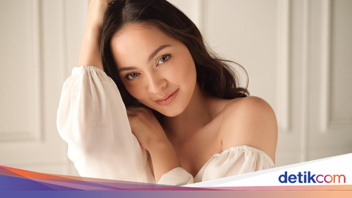 Oshxonadagi yalangoch oshpaz televizor