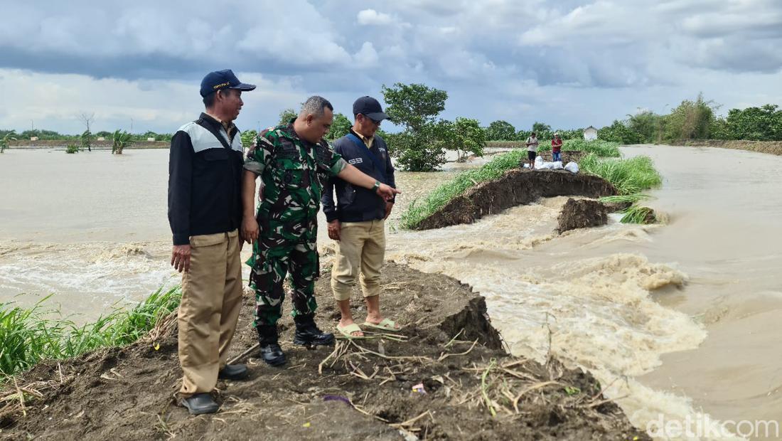 Tanggul Anak Kali Lamong Jebol, Ratusan Rumah Warga Cermen Gresik ...