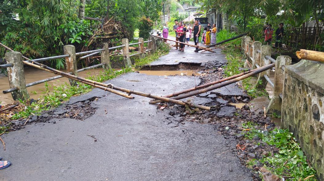 Banjir Bandang Di Lombok Timur, Jembatan Rusak-Warung Hanyut