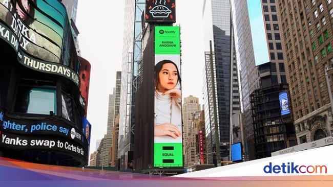 UPNVJ students walk into New York’s Billboard Times Square, that’s his figure