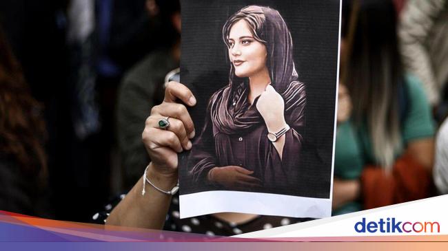 Negara Barat Beri Sanksi Baru Saat Peringatan Kematian Amini, Iran Geram