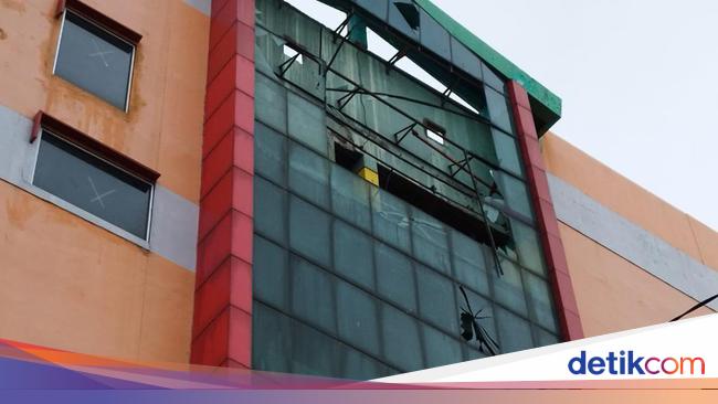 Aduh! Ada Aksi Bajing Loncat di Balik Kerusakan Gedung Eks Ramayana Koja