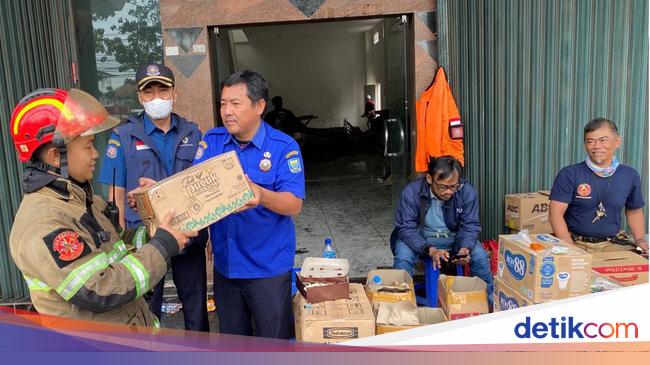 Petugas Damkar Berdaster Padamkan Kebakaran Saat Lomba Agustusan di Sukabumi