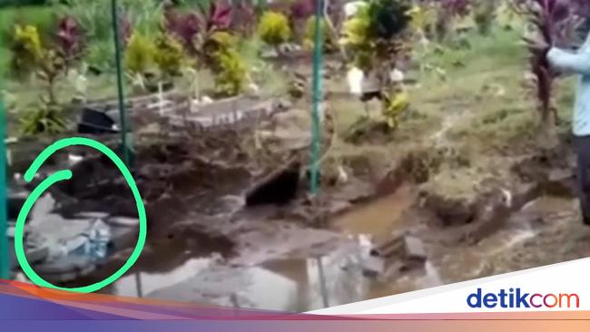 The flood hits the tomb in Tulungagung brings out the Lahad body