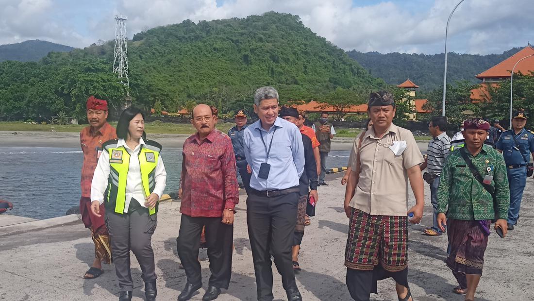 Tentu, mari kita susun artikel informatif tentang perkembangan pelabuhan pariwisata.