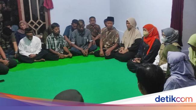 Gubernur Khofifah Kunjungi Rumah Duka Korban Laka Truk Terseret Arus Sungai