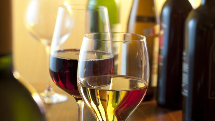 Mimpi Minum Alkohol: Pertanda Baik atau Buruk?  Mitos & Tafsirnya!