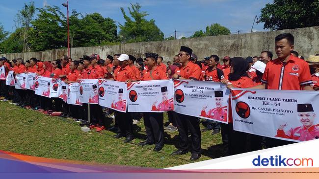 PDIP Solo Ramai-ramai Bentangkan Poster Ganjar Berpeci, Ada Apa?