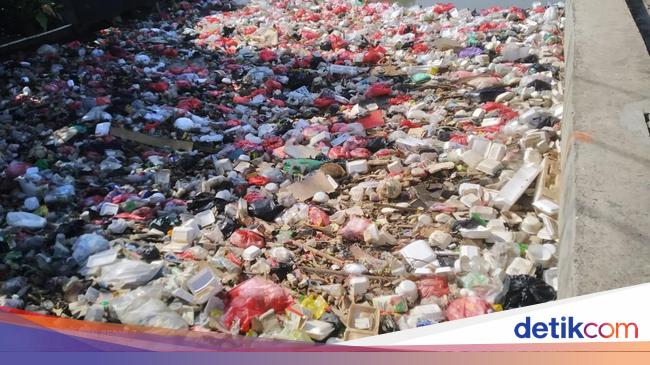 Waduh! Sampah Menutupi Kali di Bekasi Timur Ini