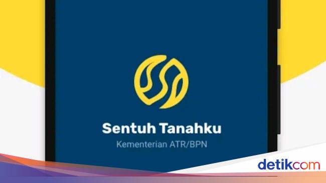 Keluarga melihat sertifikat rumah