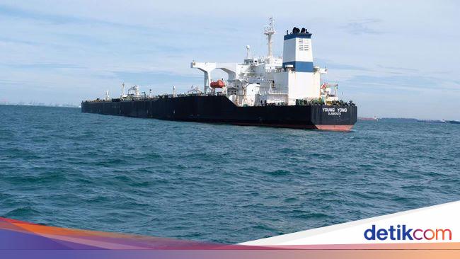 Kapal Supertanker Pengangkut Minyak Kandas di Jalur Pipa Gas Batam