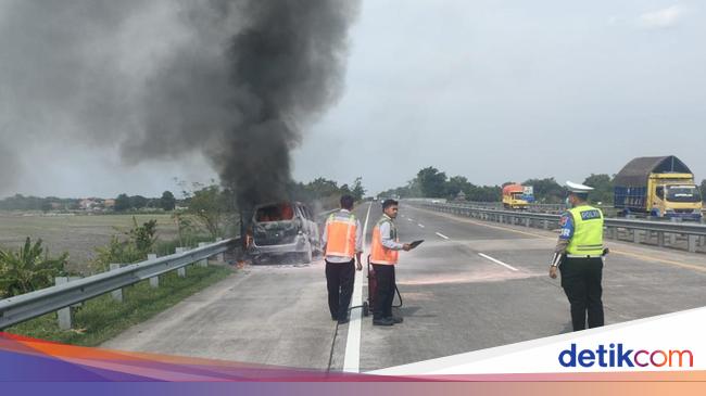 Mobil Terbakar di Dekat Gedung Negara Cirebon, Diduga Korsleting Listrik