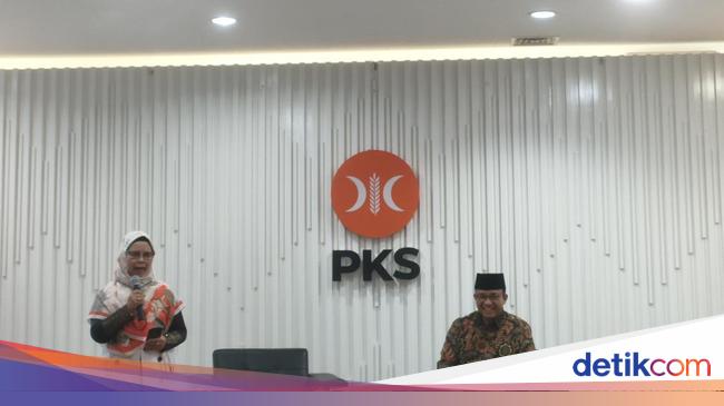 Anies and the president of the PKS exchange Pantun on Aher