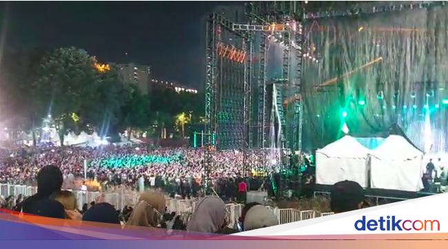 Police revoke permission for “swaying singing” hits dozens of onlookers who faint