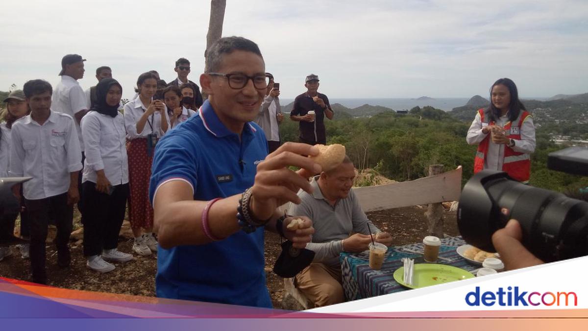 Kala Sandiaga Uno Mencicipi Kompiang Roti Khas Manggarai
