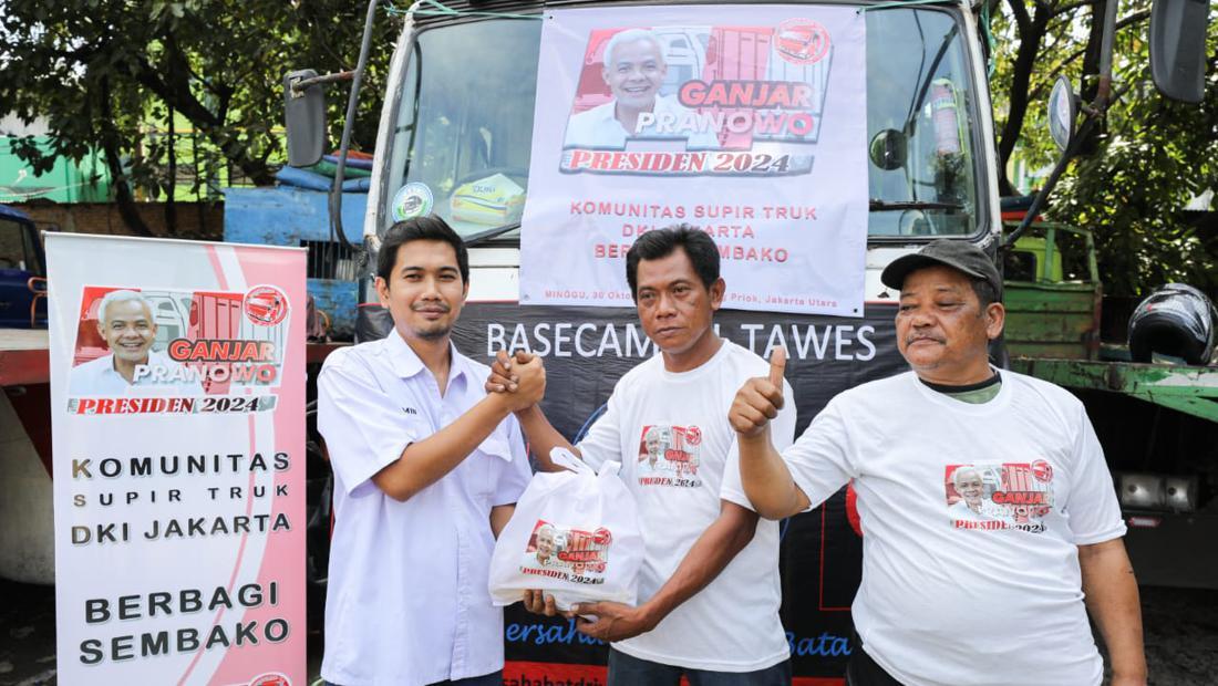 Komunitas Sopir Truk Relawan Ganjar Bagi-bagi Sembako Di Jakarta Utara