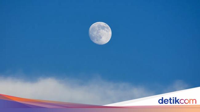 Why can the moon sometimes be seen during the day?