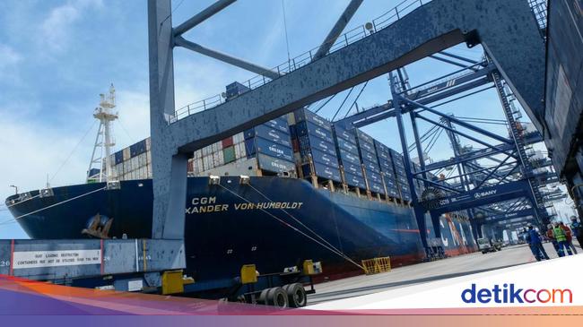 Giant ship on the RI-US route backed by Priok, here the goods will be cheaper