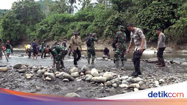 Jembatan Akses 2 Dusun Di Polman Putus Tni Polri Bangun Jalan Darurat 