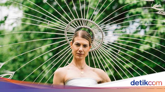 8 Foto Model Transgender Pakai Kemben, Dihina Menjijikan