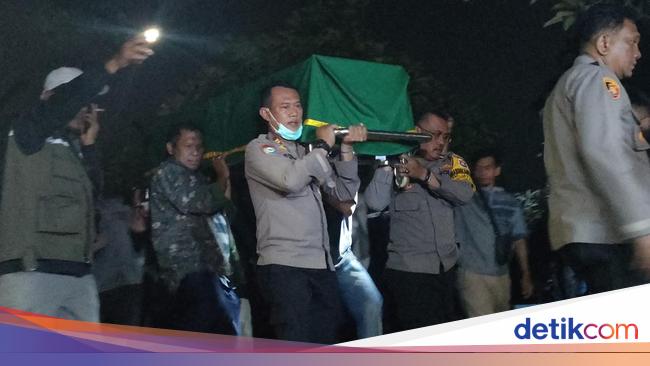 Funerary victim of his father’s murder in Jatijajar Depok