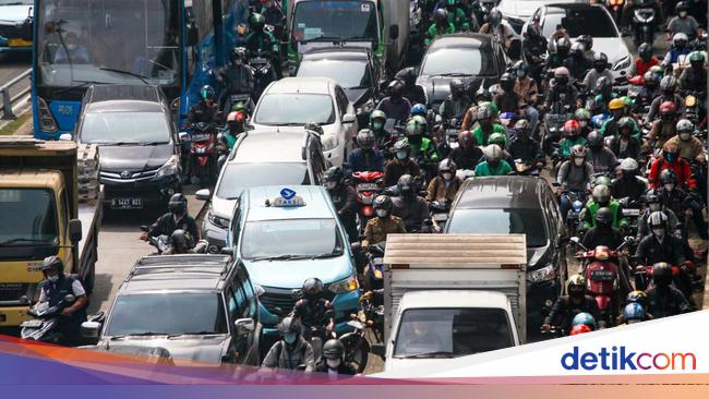 Ampun Deh! Jl MT Haryono Arah Gatsu Macet Pagi Tadi