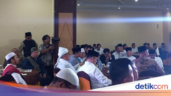 Anies attends the Ulama gathering in Medan, there is a tabloid “Why Anies?”