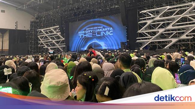 Official evacuation seconds of dozens of people fainting at the NCT 127 concert