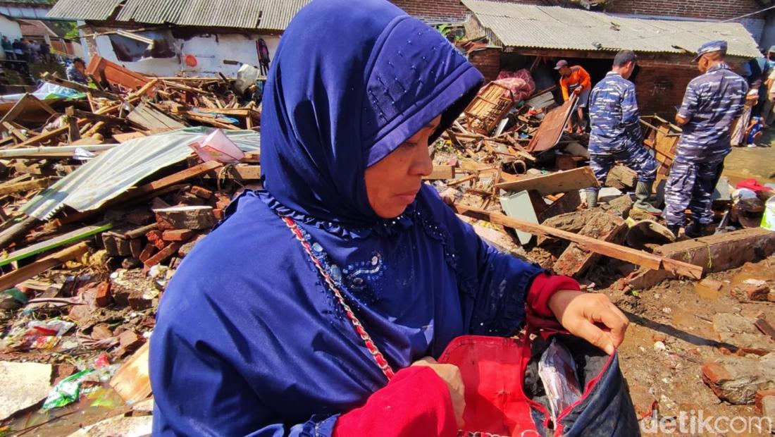 Detik-detik Warga Banyuwangi Jebol Plafon Saat Banjir Bandang Terjang ...