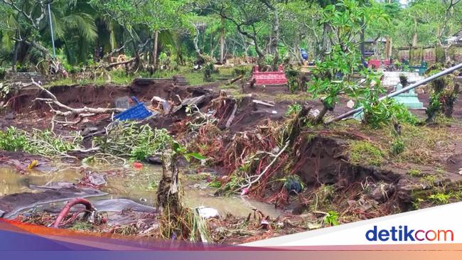 Sedihnya Warga Lihat Makam Keluarga Hancur Diterjang Banjir Bandang